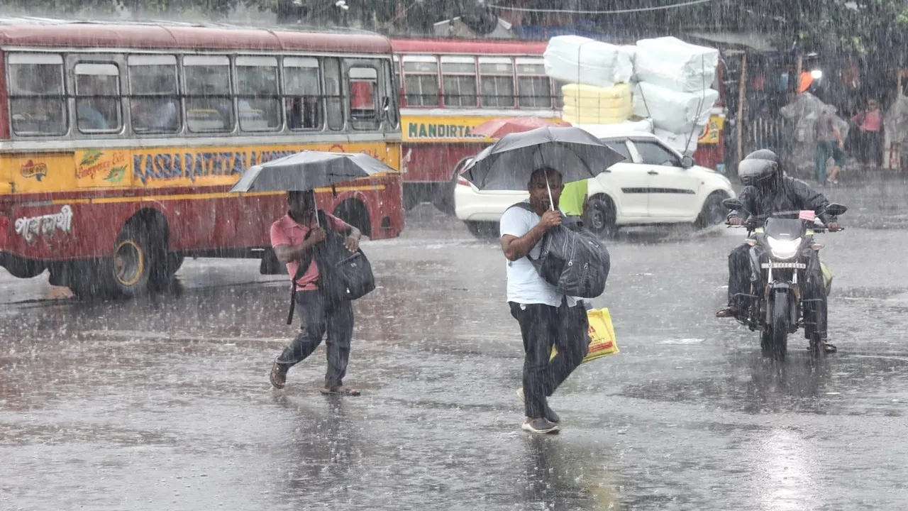 West Bengal Weather Update,  3 September Rain Alert,  Low Pressure Bay of Bengal,  Heavy Rainfall Warning  ,Kolkata Weather Today,  South Bengal Rain  ,North Bengal Rainfall  ,IMD Weather Forecast  ,Thunderstorm and Gusty Wind,  Flood and Landslide Risk,পশ্চিমবঙ্গের আবহাওয়া আপডেট,  ৩ সেপ্টেম্বর বৃষ্টির সতর্কতা  ,বঙ্গোপসাগরে নিম্নচাপ  ,অতি ভারী বৃষ্টি  ,কলকাতা আজকের আবহাওয়া,  দক্ষিণবঙ্গে বৃষ্টি,  উত্তরবঙ্গে বৃষ্টিপাত , আবহাওয়া দপ্তরের পূর্বাভাস,  বজ্রবিদ্যুৎ সহ ঝোড়ো হাওয়া,  বন্যা ও ভূমিধসের আশঙ্কা