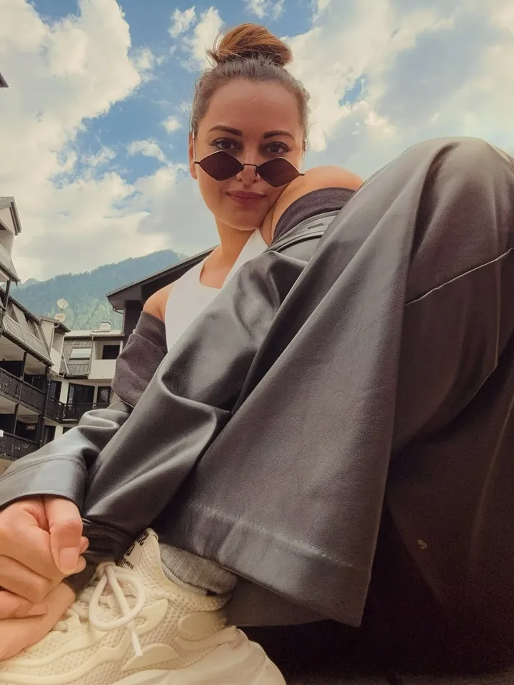Selfie lene ka style kuch casual hai 😎