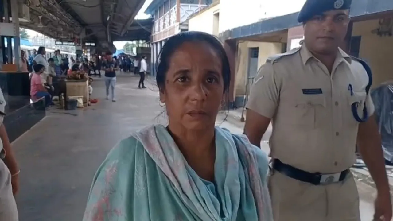 Baruipur female ticket examiner hot food thrown,  train passenger throws food at ticket checker Baruipur,  hot ghugni thrown at ticket inspector India,  Baruipur train incident ticket inspector assaulted food,  passenger attacks ticket inspector with hot snack,বারুইপুর মহিলা টিকিট পরীক্ষক গরম ঘুগনি,  বারুইপুর ট্রেনে টিকিট পরীক্ষক মুখে গরম খাবার ছোড়া,  Baruipur train ticket checker hot ghugni  ,ট্রেনে যাত্রী দ্বারা টিকিট পরীক্ষকের ওপর হামলা,  Baruipur ticket inspector hot food assault
