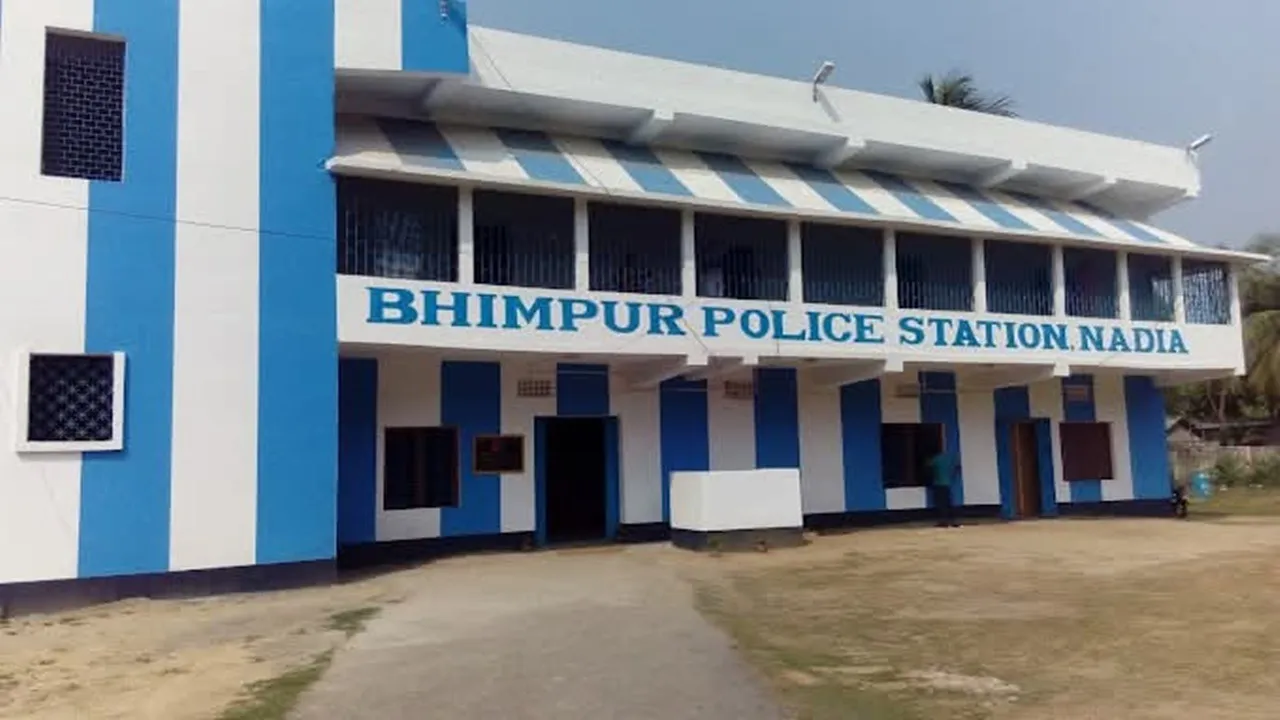 Thief disguised as beggar,  House burglary  ,Gold and cash stolen,  Lakhs of rupees , Police chase / arrest,  Residential theft,  Precious jewellery loss,  Home invasion theft,  Suspect apprehended,  Eyewitness / secret tip‐off,ভিখারির ছদ্মবেশে চোর  ,বাড়িতে চুরি,  সোনা ও নগদ লুট,  লক্ষাধিক টাকার চুরি,  পুলিশ ধাওয়া / গ্রেফতার,  গহনা ও মূল্যবান সামগ্রী চুরি  ,ঘরভর্তি ডাকাতি,  সন্দেহভাজন আটক  ,গোপন সূত্রে খবর  ,বাড়ির মালিকের উদ্বেগ