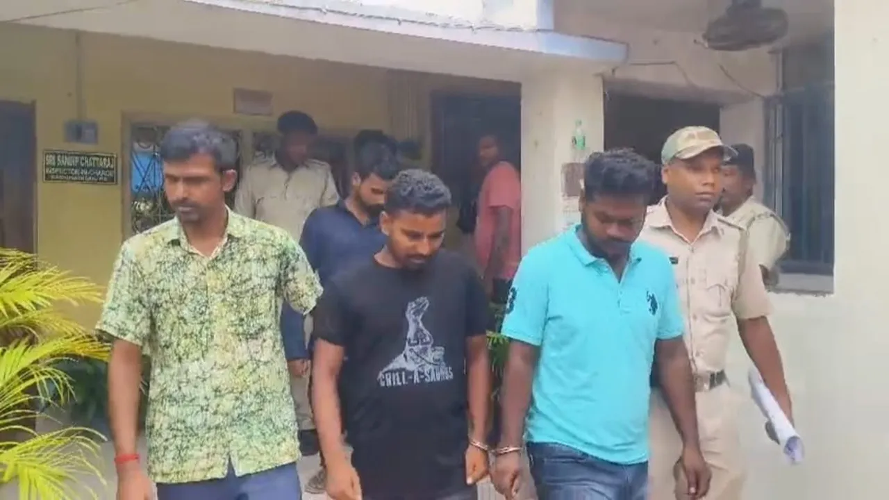 Raghunathganj murder,  Businessman killed,  Housewife arrested,  Three accused,  Love triangle  ,Premeditated murder,Investigation underway  ,Police operation  ,Crime in Murshidaba,  Rural village crime, রঘুনাথগঞ্জ  ,ব্যবসায়ী খুন,  গৃহবধূ গ্রেফতার,  তিনজন অভিযুক্ত  ,প্রেমের জটিলতা  ,পরিকল্পিত হত্যা  ,তদন্ত শুরু  ,পুলিশ অভিযান,  জামিন আবেদন  ,দুর্ঘটনাস্থল জরুর গ্রাম
