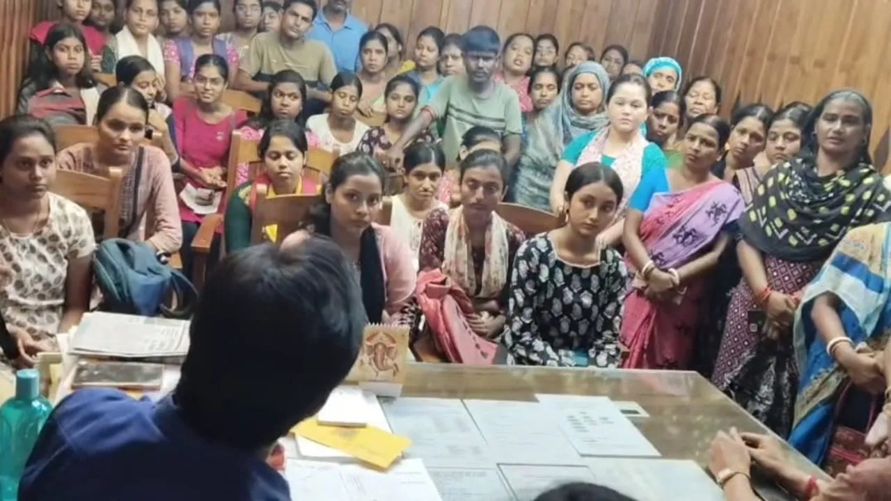 Higher Secondary semester exam,  42 girls,  Education subject missing,  Admit card issue,  Murshidabad Kandi  ,School authority negligence,  Intervention by Higher Education Department,  Exam uncertainty,উচ্চ মাধ্যমিক সেমিস্টার পরীক্ষা  ,৪২ ছাত্রী,  এডুকেশন বিষয় বাদ পড়া  ,অ্যাডমিট কার্ড সমস্যা  ,মুর্শিদাবাদ কান্দি  ,স্কুল কর্তৃপক্ষের গাফিলতি,  হস্তক্ষেপ উচ্চ শিক্ষা দফতর,  পরীক্ষার অনিশ্চয়তা