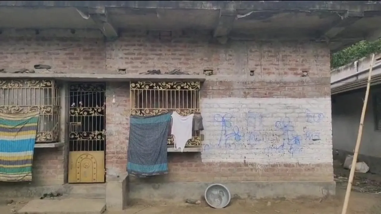 Raninagar Murshidabad bomb explosion injured,  1 injured bomb making Raninagar area West Bengal  ,Police detain suspects after explosion in Murshidabad  ,Crude bomb blast Raninagar news,  Nighttime bomb making goes off Raninagar,রানিনগরে বোমা বাঁধতে গিয়ে বিস্ফোরণ,  মুর্শিদাবাদে জখম ১, বোমা বিস্ফোরণের ঘটনা  ,রানিনগর নজরানা এলাকায় রাতের বোমা বানানো খবর  ,বড়-খাট্টা বোমা প্রস্তুতকালে দুর্ঘটনা মুর্শিদাবাদ  ,পুলিশ গ্রেফতার রানিনগর বোমাবাজি মামলায়