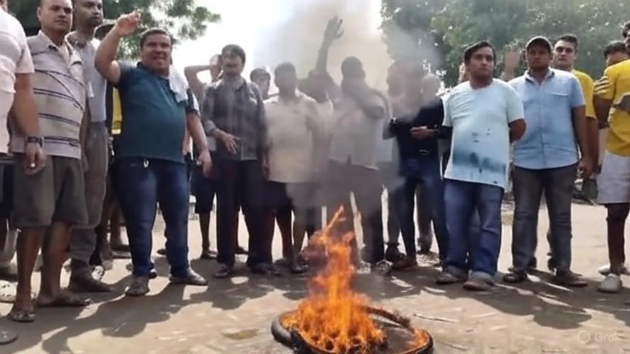 Road block, protest, Malda news, bengali news today, west bengal news, বেহাল রাস্তার প্রতিবাদে রাস্তার টায়ার জ্বালিয়ে বিক্ষোভ, মালদার খবর