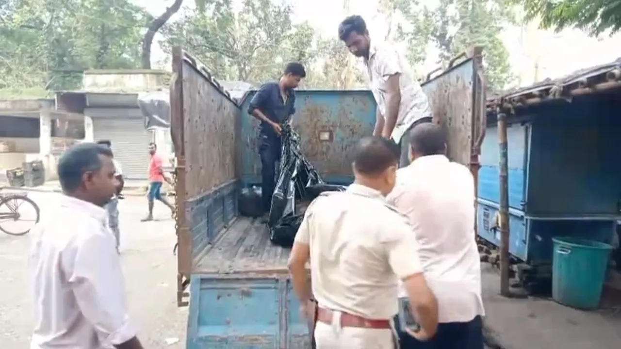 Murshidabad news  ,Farakka Barrage market,  Migrant worker death  ,Hanging body found  ,Police investigation  ,Kaloo Hari, 50,  Forensic postmortem,  Workplace accident or suicide,  West Bengal crime news  ,Farakka police action,মুর্শিদাবাদ খবর,  ফরাক্কা ব্যারেজ বাজার,  পরিযায়ী শ্রমিক মৃত্যু  ,দোকানে ঝুলন্ত মৃতদেহ উদ্ধার,  পুলিশ তদন্ত  ,কালু হাঁড়ি, ৫০,  ময়নাতদন্ত,  কর্মস্থল দুর্ঘটনা বা আত্মহত্যা,  পশ্চিমবঙ্গ অপরাধ সংবাদ,  ফরাক্কা থানার অভিযান