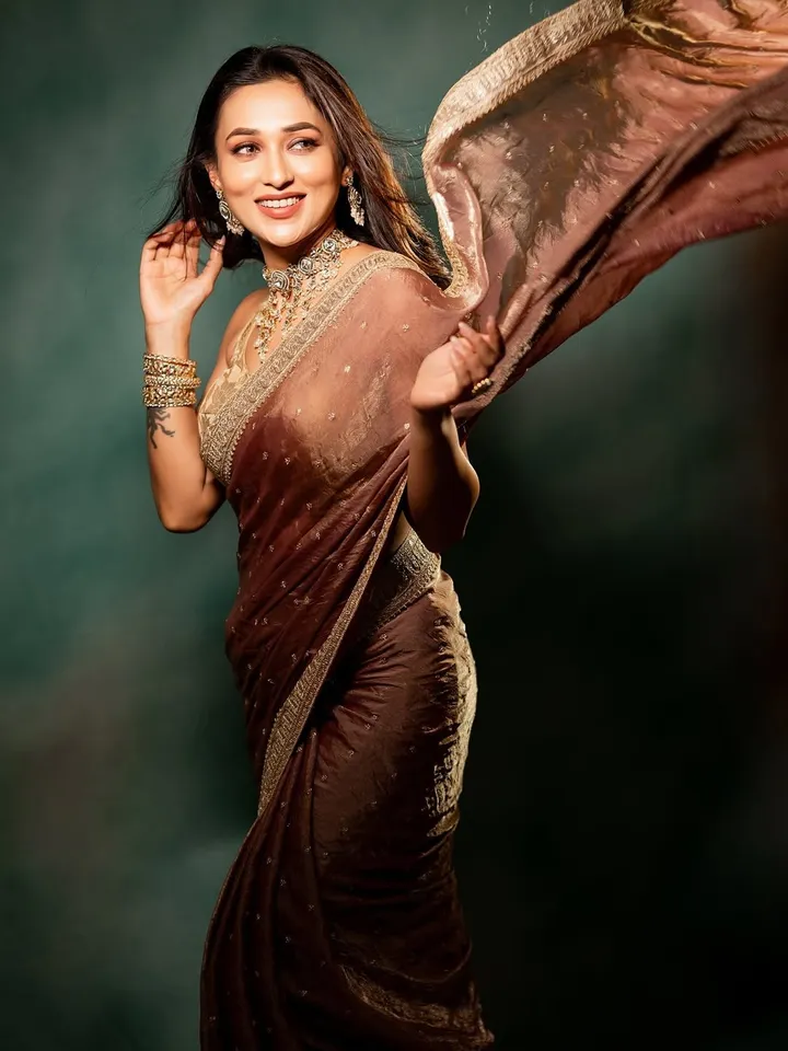 Draped in drama, sealed with sass❣️❣️❣️#raktabeej2 #26thseptember #thisdurgapuja (1)