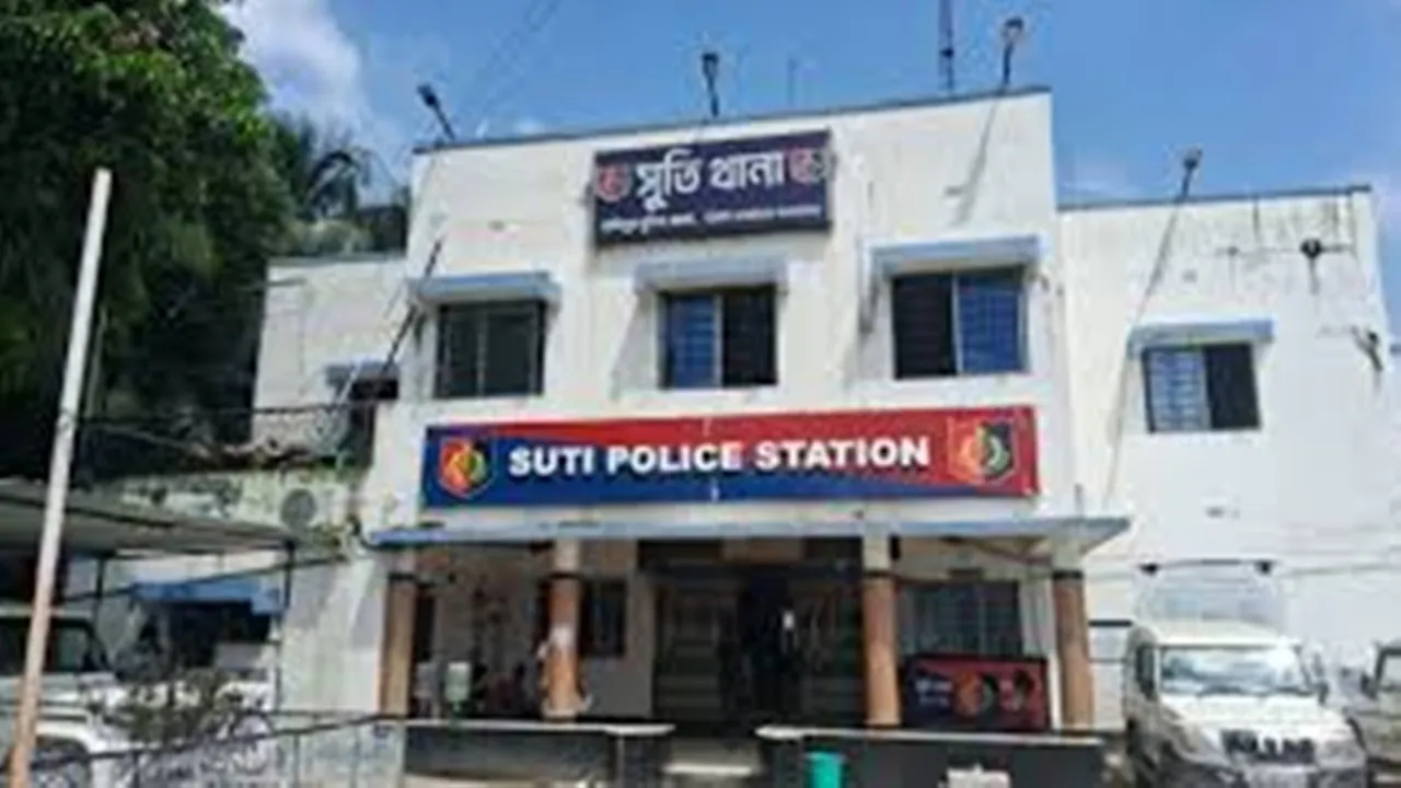 Murshidabad Suti Bangladeshi arrested,  Bangladeshi national caught in Murshidabad,  illegal immigration arrest Suti,  Bangladesh India border arrest , cross-border illegal entry West Bengal,মুর্শিদাবাদ সুতিতে বাংলাদেশি গ্রেফতার,  সুতি সীমান্ত বাংলাদেশী আটক  ,অবৈধ অনুপ্রবেশ বাংলাদেশি  ,সীমানা পারাপারে গ্রেফতার  ,পশ্চিমবঙ্গ বাংলাদেশি আটক
