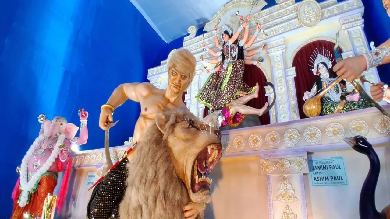 বহরমপুর দুর্গাপুজো,  খাগড়া শ্মশানঘাট সার্বজনীন পুজো,  অসুর ডোনাল্ড ট্রাম্প,  Donald Trump Asura  ,Murshidabad Durga Puja 2025,  Political theme puja West Bengal  ,Durga Puja Asura Trump  ,International politics in puja  ,Bengal theme puja 2025,  Trump effigy Durga Puja