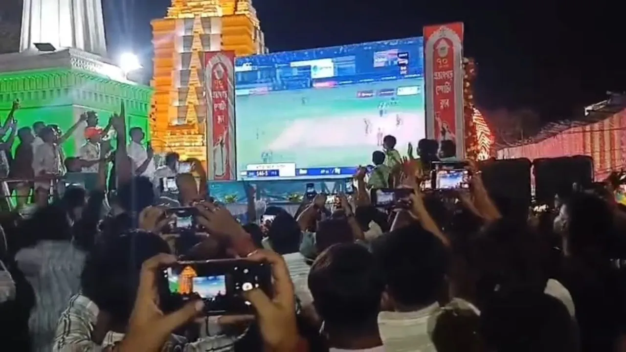 Bengal puja pandal,giant screen  ,India Pakistan match  ,crowd gathering  ,Tilak Varma six  ,Shivam Dube out,  Indian victory,  puja celebration,  dance celebration  ,sixth day festival,বনগাঁ পুজো মণ্ডপ  ,জায়েন্ট স্ক্রিন,  ভারত পাকিস্তান ম্যাচ  ,দর্শক ভিড়  ,তিলক বর্মা ছয়,  শিবম দুবে আউট  ,ভারতীয় জয়  ,পুজো উৎসব  ,আনন্দ নাচ  ,ষষ্ঠীর দিন,  মঞ্চ উদযাপন