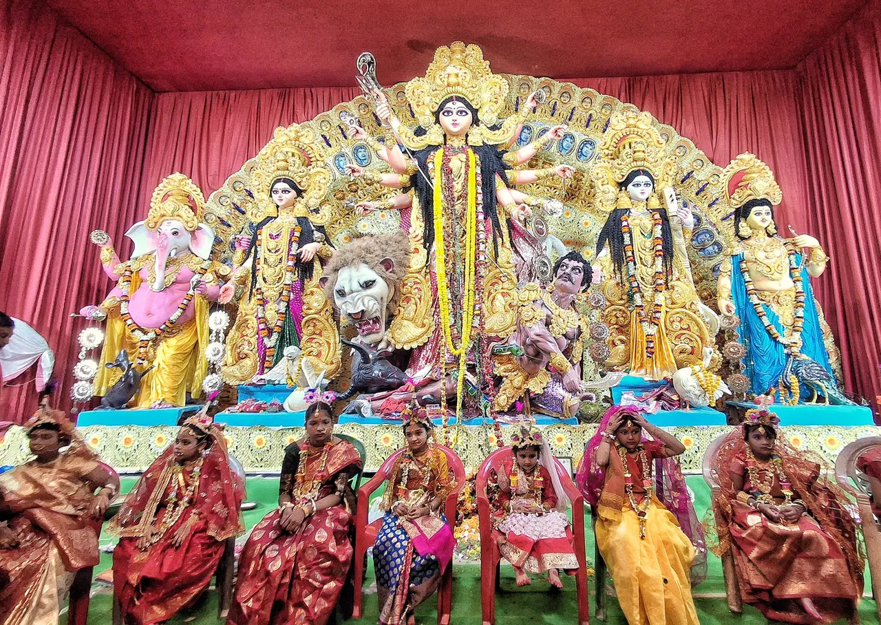 কুমারী পূজা  ,কলকাতা দুর্গাপূজা,  মহাষ্টমী ২০২৫,  নারীশক্তি পূজা,  বেলুর মঠ কুমারী পূজা  ,স্বামী বিবেকানন্দ  ,ধর্মীয় অনুষ্ঠান কলকাতা,  দেবী পূজা,  সামাজিক বার্তা নারীশক্তি,  দুর্গাপূজা রীতি,Kumari Puja  ,Kolkata Durga Puja  ,Mahashtami 2025  ,Worship of young girls,  Belur Math Kumari Puja  ,Swami Vivekananda  ,Religious ceremony Kolkata  ,Goddess Durga worship,  Female empowerment ritual  ,Social significance of Kumari Puja