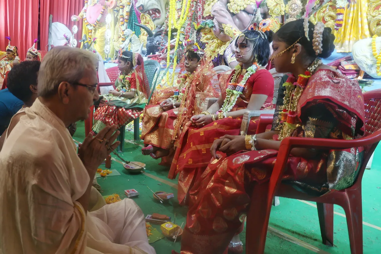 কুমারী পূজা  ,কলকাতা দুর্গাপূজা,  মহাষ্টমী ২০২৫,  নারীশক্তি পূজা,  বেলুর মঠ কুমারী পূজা  ,স্বামী বিবেকানন্দ  ,ধর্মীয় অনুষ্ঠান কলকাতা,  দেবী পূজা,  সামাজিক বার্তা নারীশক্তি,  দুর্গাপূজা রীতি,Kumari Puja  ,Kolkata Durga Puja  ,Mahashtami 2025  ,Worship of young girls,  Belur Math Kumari Puja  ,Swami Vivekananda  ,Religious ceremony Kolkata  ,Goddess Durga worship,  Female empowerment ritual  ,Social significance of Kumari Puja