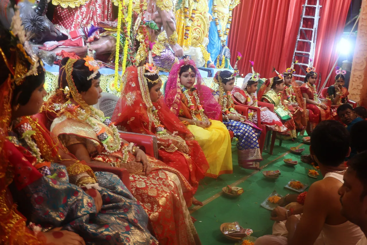 কুমারী পূজা  ,কলকাতা দুর্গাপূজা,  মহাষ্টমী ২০২৫,  নারীশক্তি পূজা,  বেলুর মঠ কুমারী পূজা  ,স্বামী বিবেকানন্দ  ,ধর্মীয় অনুষ্ঠান কলকাতা,  দেবী পূজা,  সামাজিক বার্তা নারীশক্তি,  দুর্গাপূজা রীতি,Kumari Puja  ,Kolkata Durga Puja  ,Mahashtami 2025  ,Worship of young girls,  Belur Math Kumari Puja  ,Swami Vivekananda  ,Religious ceremony Kolkata  ,Goddess Durga worship,  Female empowerment ritual  ,Social significance of Kumari Puja