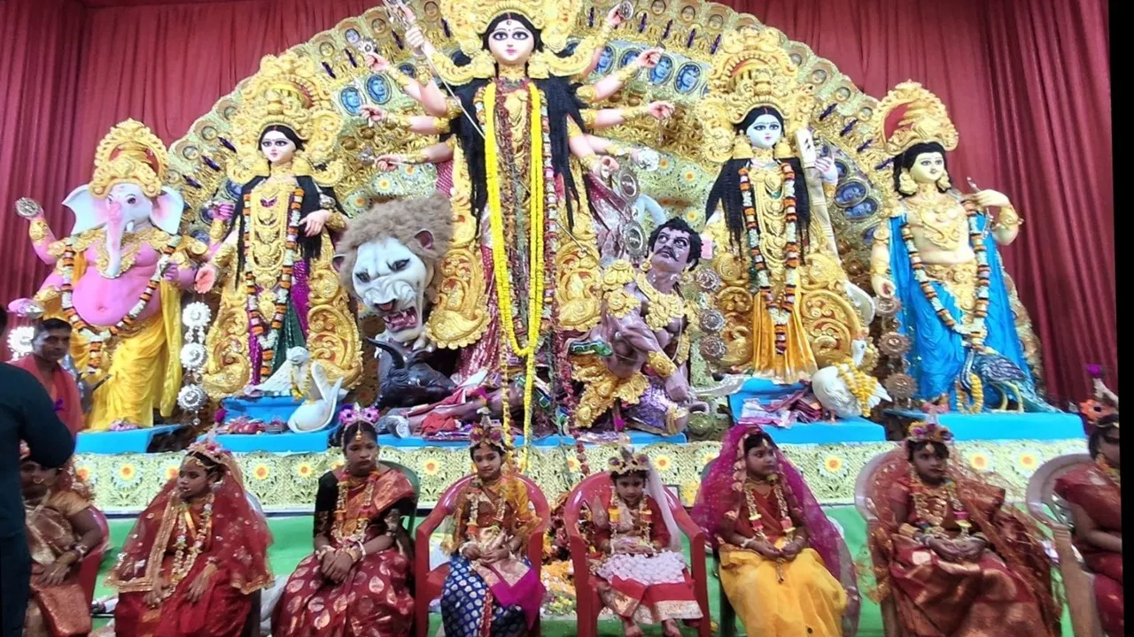 কলকাতা বনেদি বাড়ি পুজো,  অষ্টমী পুজো কলকাতা,  শোভাবাজার রাজবাড়ি পুজো,  হাটখোলা দত্তবাড়ি পুজো  ,কুমোরটুলি দুর্গা পুজো,  বাগবাজার পুজো অনুষ্ঠান  ,ধুনুচি নাচ ও আরতি,  কলকাতা সাংস্কৃতিক ঐতিহ্য,  প্রাচীন রীতিনীতি দুর্গাপূজা,  বনেদি বাড়ির দুর্গা পূজা,Kolkata heritage house puja,  Ashtami puja Kolkata,  Shobhabazar Rajbari puja,  Hatkhola Dutt Bari puja  ,Kumartuli Durga Puja  ,Baghbazar Durga Puja  ,Dhunuchi dance and arti  ,Kolkata cultural heritage,  Traditional rituals Durga Puja  ,Heritage house Durga Puja