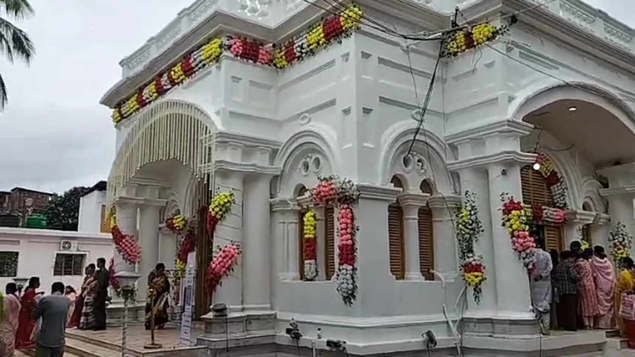 দুর্গাবাড়ি পুজো ইতিহাস  ,আগরতলা দুর্গাবাড়ি  ,রাজ্য সরকার পুজো ব্যয়  ,মার্জার চুক্তি ত্রিপুরা,  রাজ্য দায়িত্ব দুর্গাপূজা,  Durga Bari Agartala,  royal era Durga Puja Tripura,  ১৪৯ বছর পুরনো দুর্গাপূজা  ,two-arm Durga idol Tripura,  রাজন্য প্রথা ও সংস্কৃতি