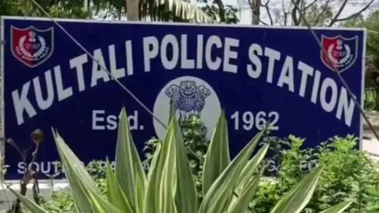 Kultali, Trinamool worker, Selim Khan, shooting, assailants, South 24 Parganas, critically injured, power outage, tea shop, police rescue, firearms, bomb, local hospital, Kolkata hospital, critical condition, political tension, personal enmity, safety concerns, investigation, panic,কুলতুলি, তৃণমূল কর্মী, সেলিম খাঁ, গুলিবর্ষণ, দুষ্কৃতী, দক্ষিণ ২৪ পরগনা, গুরুতর জখম, বিদ্যুৎ বিভ্রাট, চায়ের দোকান, পুলিশ উদ্ধার, আগ্নেয়াস্ত্র, বোমা, স্থানীয় হাসপাতাল, কলকাতা হাসপাতাল, আশঙ্কাজনক অবস্থা, রাজনৈতিক উত্তেজনা, ব্যক্তিগত শত্রুতা, নিরাপত্তা, তদন্ত, আতঙ্ক