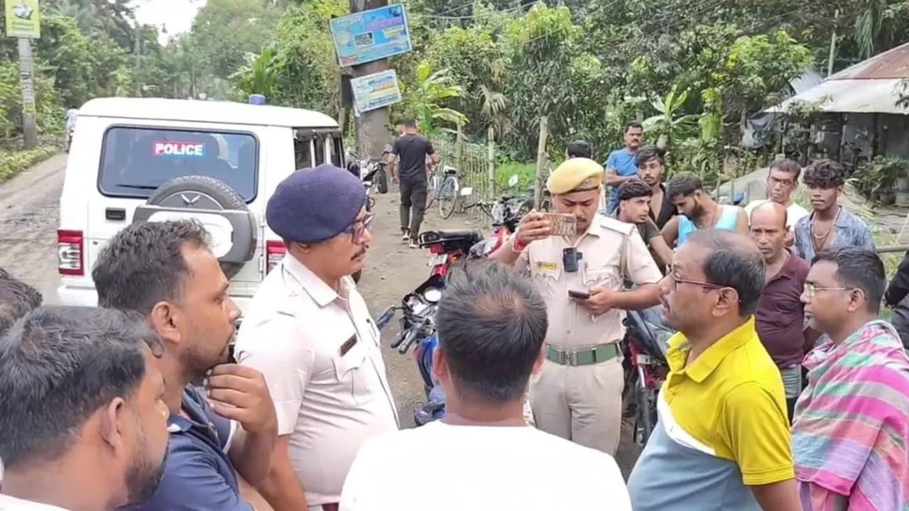 বনগাঁ মধুচক্র,  চাঁদা জামতলা ঘটনা,  উত্তর ২৪ পরগনা খবর,  বনগাঁ থানার খবর,  পুলিশের উপর হামলা,  জনতার উত্তেজনা,  মধুচক্র অভিযান,  অসামাজিক কার্যকলাপ,  পশ্চিমবঙ্গ ক্রাইম নিউজ , বাগদা সড়ক বনগাঁ খবর,Bongaon brothel case  ,Chanda Jamtala incident,  North 24 Parganas news  ,Bengal police attack,  Vigilante violence in Bongaon  ,Madhuchakra raid West Bengal  ,Illegal activities in Bongaon,  Public outrage Bengal  ,Brothel busted in village  ,Bongaon police rescue,  Bengal local crime news  ,Chanda Jamtala scandal