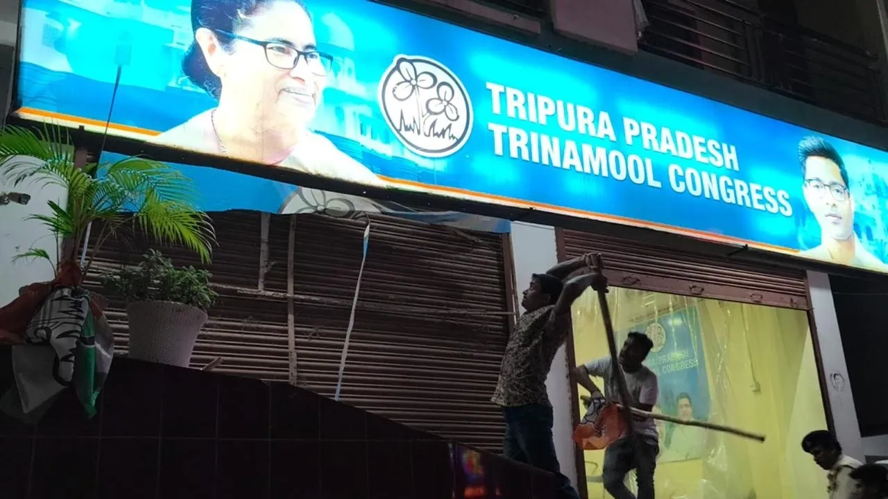 ত্রিপুরা, তৃণমূল, বিজেপি, দলীয় কার্যালয়, হামলা, ভাঙচুর, দুষ্কৃতী, রাজনীতি, পশ্চিমবঙ্গ, তৃণমূল কংগ্রেস, রাজনৈতিক সহিংসতা,Tripura, TMC, Trinamool Congress, BJP, party office, attack, vandalism, miscreants, political violence, politics, India