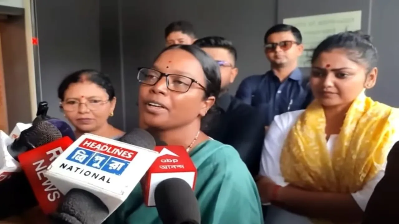 Birbaha Hansda, Tripura visit, cake controversy, TMC delegation, BJP criticism, Kunal Ghosh, Sayani Ghosh, Sukanta Majumdar, TMC-BJP political clash, tribal leader, social media viral video,বীরবাহা হাঁসদা, ত্রিপুরা সফর, কেক বিতর্ক, তৃণমূল প্রতিনিধি দল, বিজেপি সমালোচনা, কুণাল ঘোষ, সায়নী ঘোষ, সুকান্ত মজুমদার, তৃণমূল-বিজেপি রাজনৈতিক সংঘর্ষ, আদিবাসী নেতা, সোশ্যাল মিডিয়া ভাইরাল ভিডিও