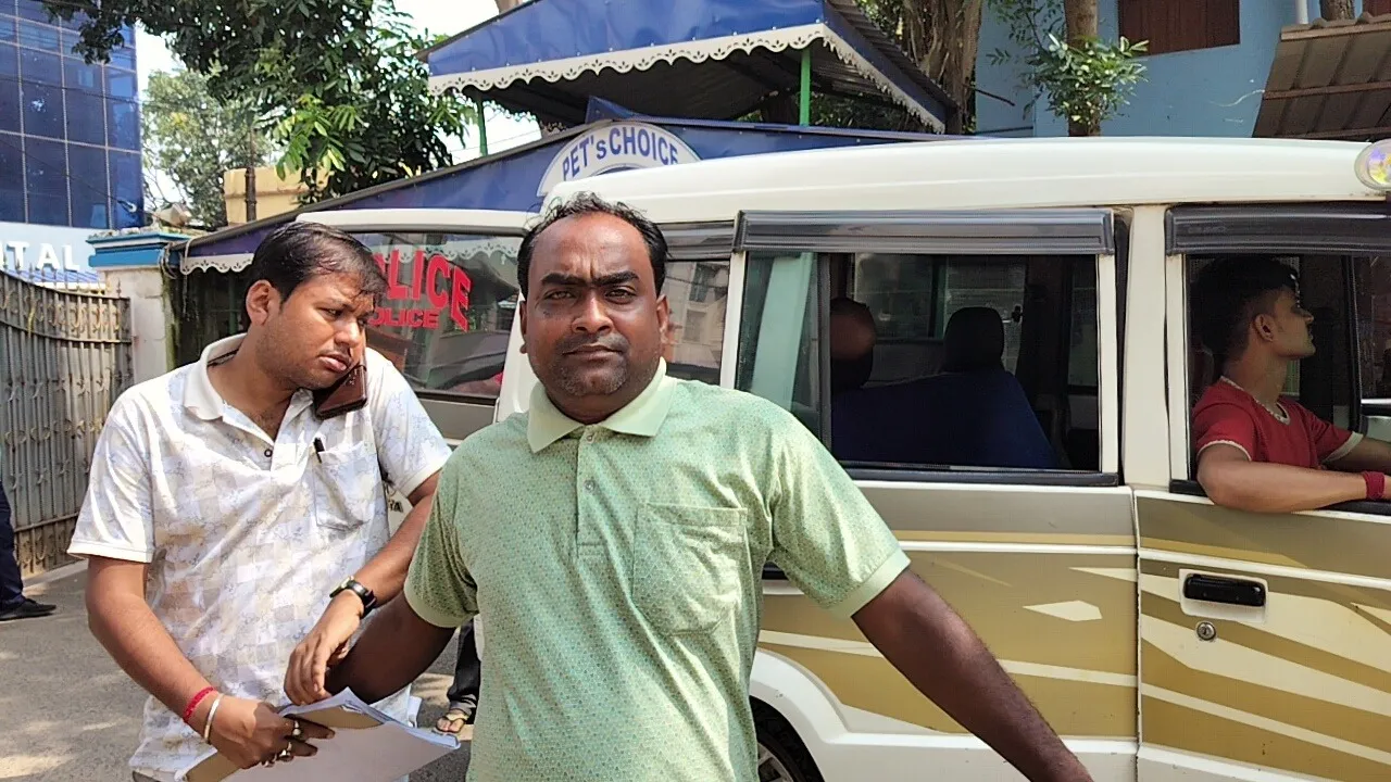 Burdwan news, TMC leader's brother arrest, attempted murder, land dispute, Chokhanjadi village, Sheikh Saiful alias Chand, Rafik Uddin Malik, West Bengal crime, Burdwan police action, local outrage, political family violence,পূর্ব বর্ধমান সংবাদ, তৃণমূল নেতার ভাই গ্রেপ্তার, খুনের চেষ্টা, জমি বিবাদ, চক্ষণজাদি গ্রাম, শেখ সইফুল ওরফে চাঁদ, রফিক উদ্দিন মল্লিক, পশ্চিমবঙ্গ অপরাধ, বর্ধমান পুলিশ অভিযান, স্থানীয় জনতার ক্ষোভ, রাজনৈতিক পরিবারের হিংসা