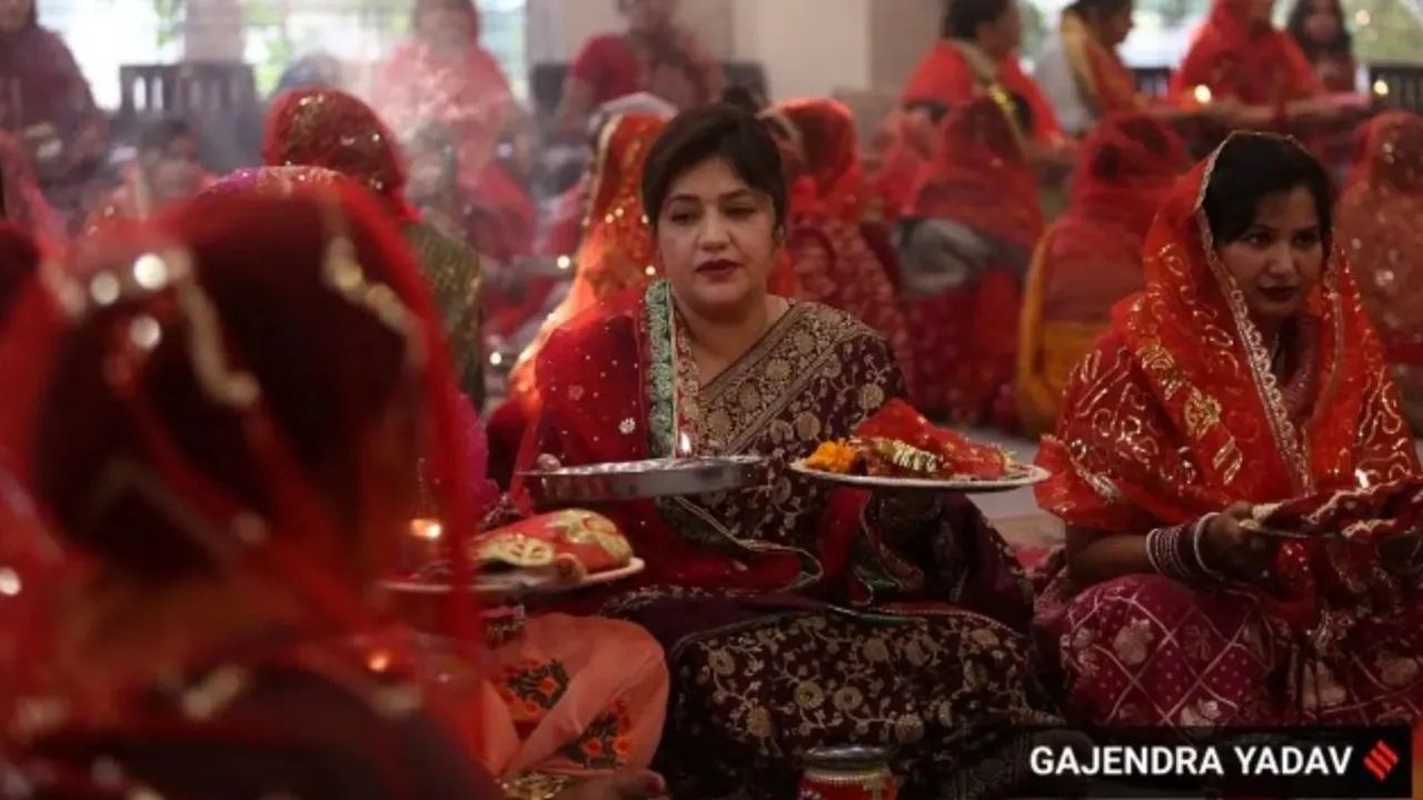 Karwa Chauth 2025: Indian woman offering prayer to the moon with sieve and diya under night sky: করওয়া চৌথের পিছনে রয়েছে এক কাহিনি।