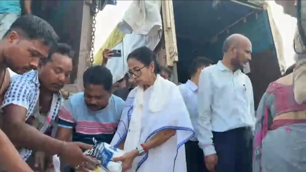 Mamata Banerjee, North Bengal disaster, Nagrakata, relief distribution, Home Guard job, compensation, Darjeeling, Kalimpong, Mirik, state government aid, CM North Bengal visit, disaster relief,মমতা বন্দ্যোপাধ্যায়, উত্তরবঙ্গ দুর্যোগ, নাগরাকাটা, ত্রাণ বিতরণ, হোমগার্ড চাকরি, ক্ষতিপূরণ, দার্জিলিং, কালিম্পং, মিরিক, রাজ্য সরকার, ত্রাণ তদারকি, মুখ্যমন্ত্রী উত্তরবঙ্গ সফর