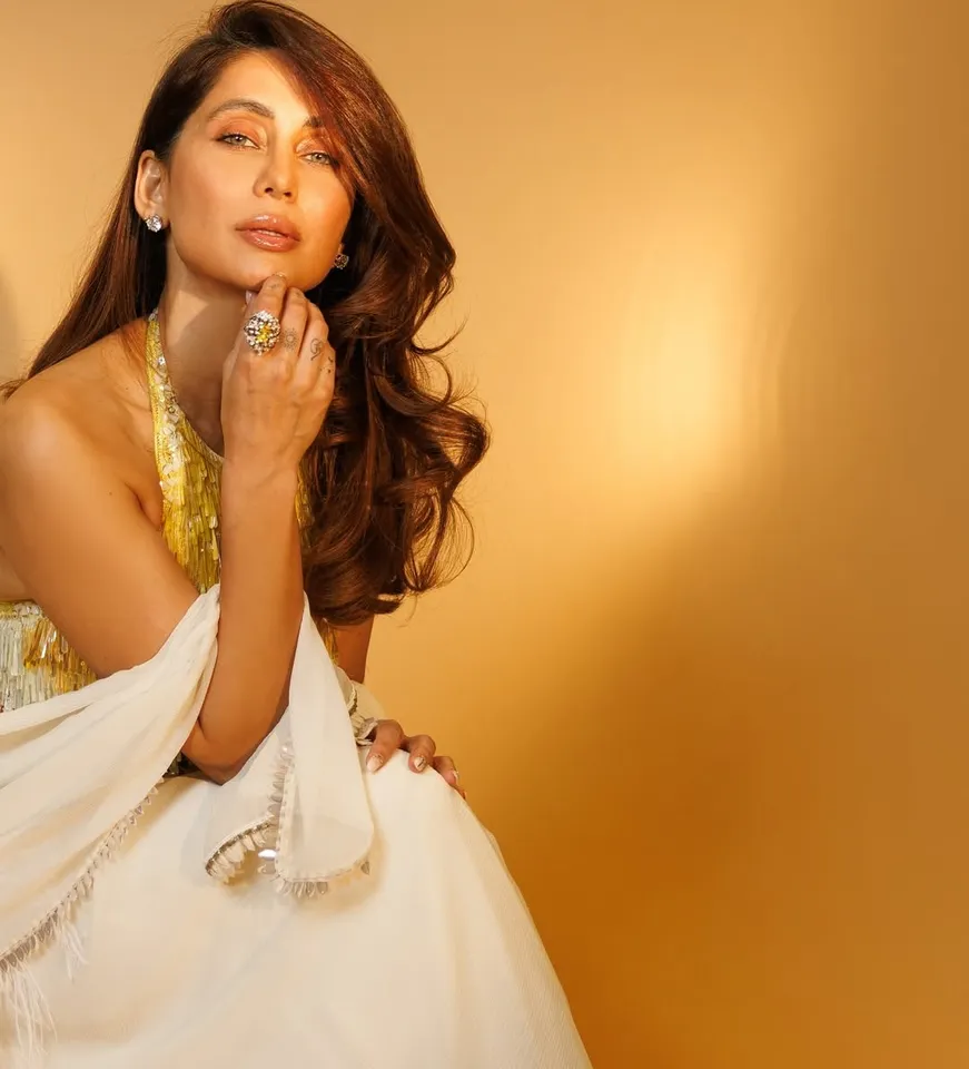 The color of Love is Saffron and no one let’s you sparkle in it more than @manishmalhotra05 ✨✨✨D