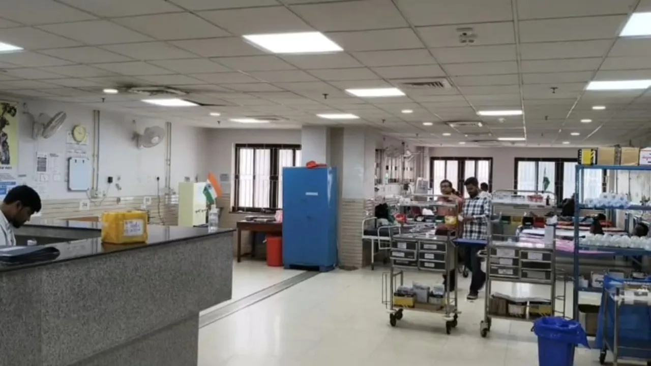 Malda Medical College, blood bank shortage, lack of blood, patient family difficulties, blood donation camp, patients from other districts and states, operation delayed, Principal Partha Pratim Mukhopadhyay, volunteer organization initiative, blood supply crisis,মালদা মেডিকেল কলেজ, ব্লাড ব্যাংক সংকট, রক্তের অভাব, রোগীর পরিবার সমস্যা, রক্তদান শিবির, ভিন জেলা ও রাজ্যের রোগী, অপারেশন আটকে, অধ্যক্ষ পার্থ প্রতিম মুখোপাধ্যায়, স্বেচ্ছাসেবী সংস্থা উদ্যোগ, রক্ত সরবরাহ