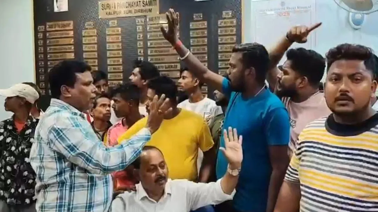 Siuri panchayat clash, Birbhum violence, Trinamool Congress leaders attacked, water road light protest, local villagers protest, panchayat office chaos, Birbhum News, সিউড়ি পঞ্চায়েত অফিস, তৃণমূল নেতা হামলা, পঞ্চায়েত সভাপতি ইন্দ্রজীৎ মণ্ডল, জল রাস্তা আলো সমস্যা, বীরভূম বিক্ষোভ, সিউড়ি অশান্তি, তৃণমূল পঞ্চায়েত মারধর