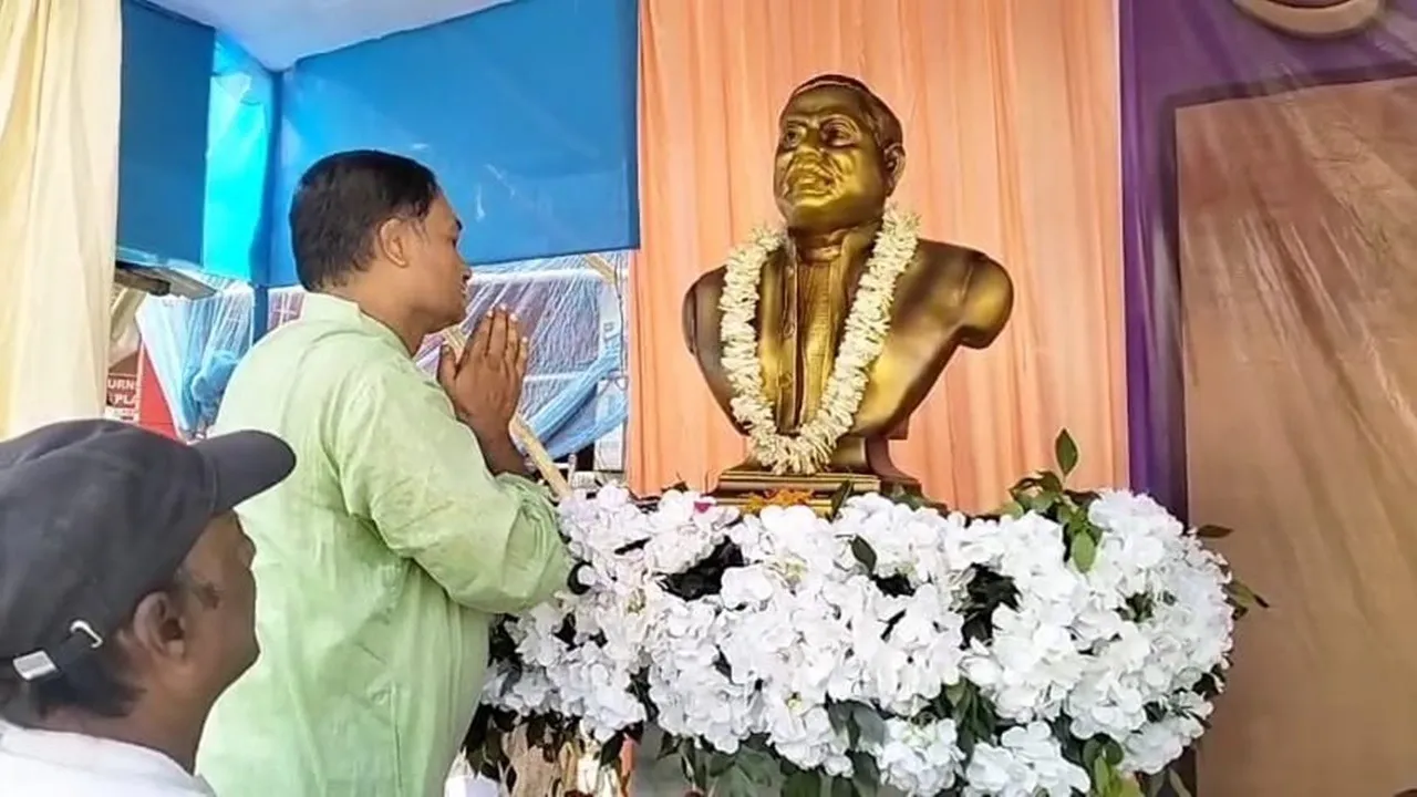 Babla Sarkar,  Bust unveiling,  Controversy,  English Bazar Municipality  ,Trinamool Congress leader  ,Devotees reaction,  Political leader memorial  ,Chaitali Sarkar , Kani Mor area,বাবলা সরকার  ,আবক্ষ মূর্তি  ,উদ্বোধন বিতর্ক,  ইংরেজবাজার পুরসভা , তৃণমূল নেতা  ,চৈতালি সরকার  ,কানিরমোড়,  অনুগামীদের অসন্তোষ,  নিহত নেতা স্মৃতি