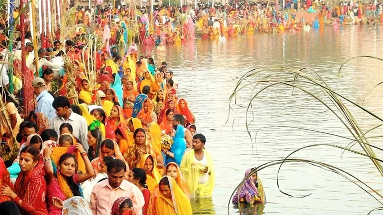 Chhath Puja Prasad: ছট পুজোতে কী ভোগ দেওয়া হয় দেবতাকে?