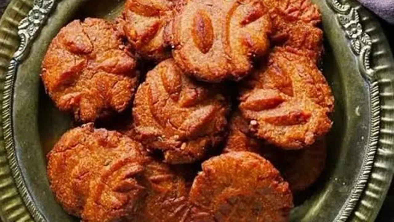 Chhath Thekua: সহজেই বানিয়ে ফেলুন ঠেকুয়া।