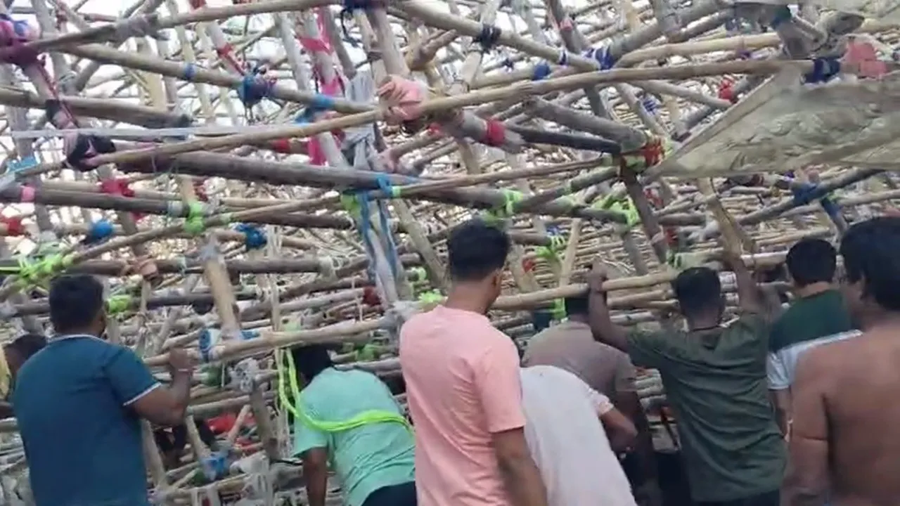 Chandannagar pandal collapse: হুড়মুড়িয়ে ভেঙে পড়ল বিখ্যাত পুজো কমিটির প্যান্ডেল।