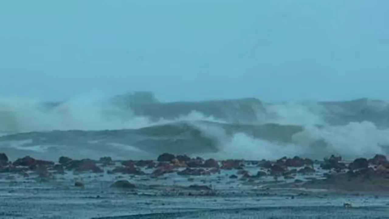 Cyclone Montha, Montha cyclone update, West Bengal weather, Kolkata rain, Bay of Bengal storm, IMD alert, Andhra Pradesh coast, South Bengal rain, weather forecast, fishermen alert, severe cyclonic storm, Bay of Bengal depression, Montha impact, rainfall alert,ঘূর্ণিঝড় মন্থা, মন্থা ঘূর্ণিঝড় আপডেট, আবহাওয়া দপ্তর, পশ্চিমবঙ্গ আবহাওয়া, কলকাতা বৃষ্টি, দক্ষিণবঙ্গ বৃষ্টি, অন্ধ্রপ্রদেশ উপকূল, মৎস্যজীবী সতর্কতা, বঙ্গোপসাগর ঘূর্ণিঝড়, মন্থা লাইভ আপডেট, আবহাওয়া সতর্কতা, বঙ্গোপসাগর আবহাওয়া, পূর্ব মেদিনীপুর, দক্ষিণ ২৪ পরগনা