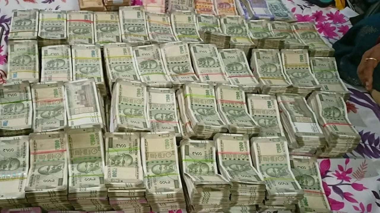 Kolkata cash seizure, ED raid Taratala, Enforcement Directorate, civic recruitment scam, Kolkata corruption case, ED investigation, huge cash recovery, business premises raid,কলকাতা নগদ টাকা উদ্ধার, ইডি অভিযান, তারাতলা তল্লাশি, পুরসভা নিয়োগ দুর্নীতি, টাকার পাহাড় কলকাতা, এনফোর্সমেন্ট ডিরেক্টরেট, কলকাতা দুর্নীতি মামলা, ব্যবসায়ীর বাড়ি অভিযান