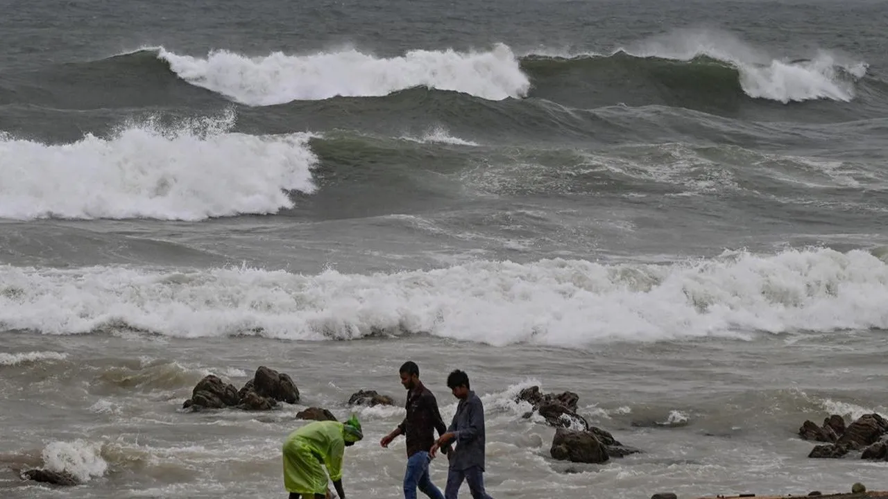 ঘূর্ণিঝড় মন্থা, Bengal weather update, West Bengal rain alert, অন্ধ্রপ্রদেশ ঘূর্ণিঝড়, Cyclone Mantha update, Kolkata rain, দক্ষিণবঙ্গ বৃষ্টি, আবহাওয়া দপ্তর, heavy rain warning, cyclone impact Bengal, weather forecast today, low pressure bay of bengal