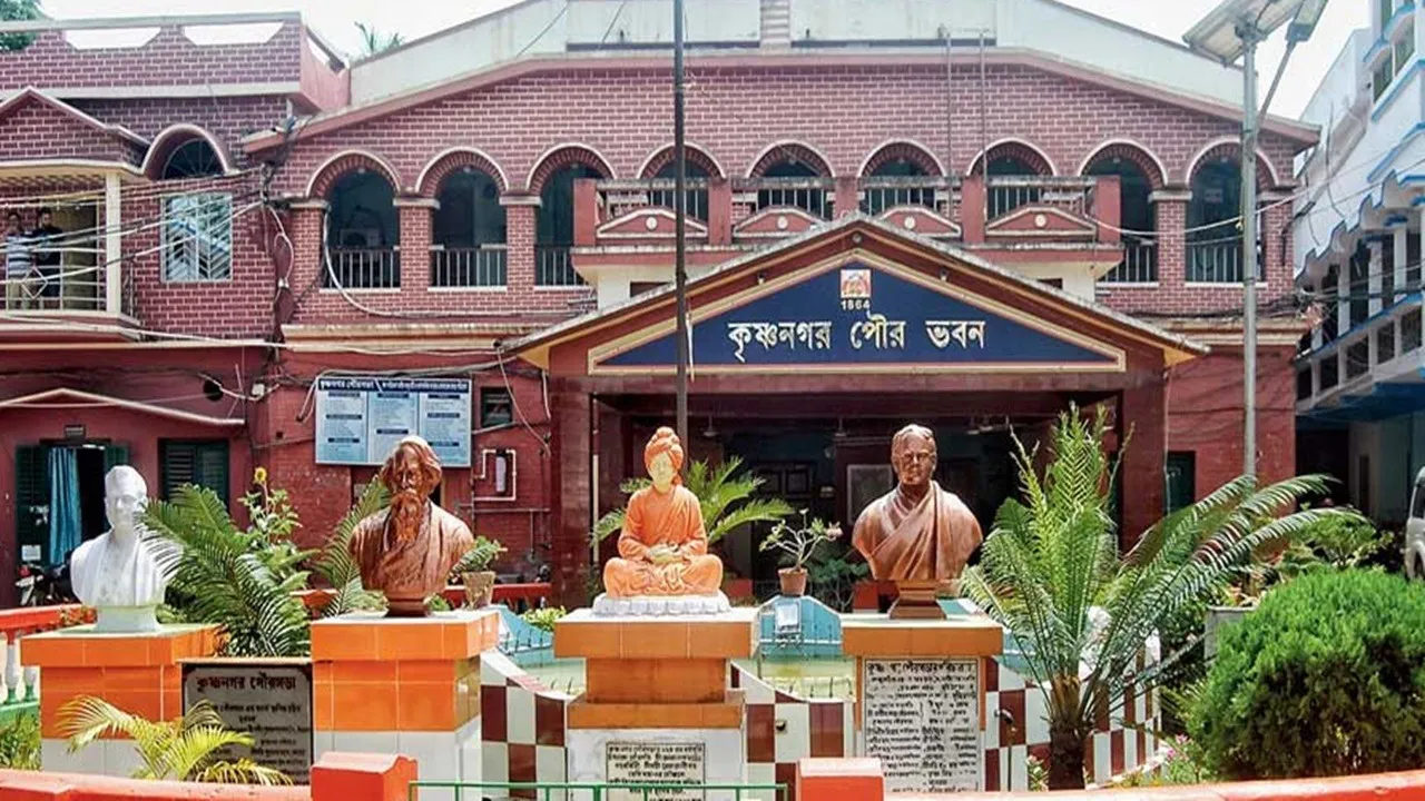 Krishnanagar Municipality Board  ,Krishnanagar civic body dissolved  ,Sharadwati Chowdhury appointed administrator,  TMC internal conflict Krishnanagar,  Rita Das removed as chairman  ,Naresh Das acting chairman,  Nadia district administration,  Mamata Banerjee decision on Krishnanagar,  Urban development department West Bengal,  Municipal service disruption,কৃষ্ণনগর পুরসভা  ,পুরসভা বোর্ড ভেঙে দেওয়া,  শারদ্বতী চৌধুরী প্রশাসক  ,তৃণমূল কংগ্রেস পুরসভা অচলাবস্থা  ,নরেশ দাস  ,রীতা দাস অপসারণ  ,নদিয়া জেলা প্রশাসন  ,মমতা বন্দ্যোপাধ্যায় সিদ্ধান্ত,  পুর পরিষেবা বন্ধ  ,কৃষ্ণনগর সদর মহকুমাশাসক