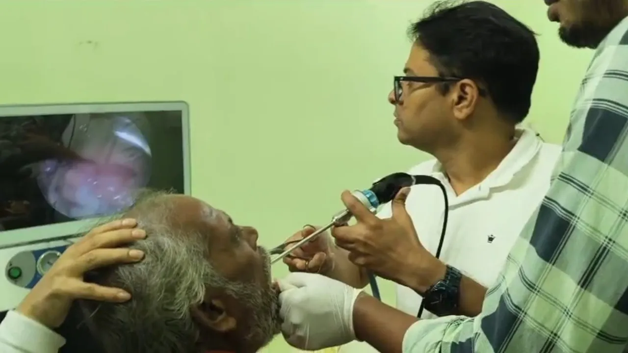 Samsherganj incident, plastic bottle cap stuck in throat, doctor saves patient, West Bengal news, Chandpur DDH Nursing Home, Abhijit Choudhury ENT surgeon, medical emergency, viral news,সামসেরগঞ্জ ঘটনা, গলায় ছিপি আটকে, চিকিৎসকের তৎপরতা, প্লাস্টিক বোতলের ছিপি, চাঁদপুর ডিডিএইচ নার্সিংহোম, ডা. অভিজিৎ চৌধুরী, চিকিৎসা সাফল্য, মুর্শিদাবাদ খবর, ভাইরাল ঘটনা