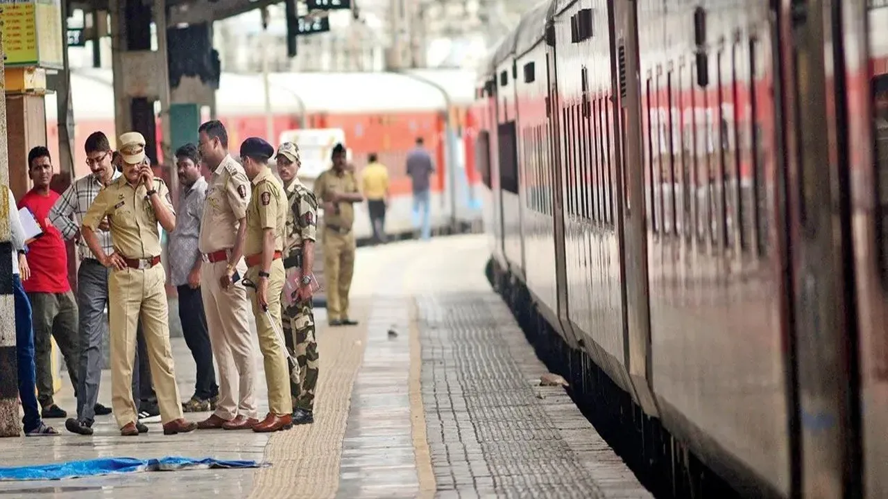 RPF Eastern Railway, Operation Aaht, Operation Nanhey Faristey, human trafficking rescue, minor girl rescued, Bandel Railway Station, Asansol Railway Station, woman trafficker arrested, child safety, Indian Railways, passenger security, Eastern Railway news, Kolkata railway update,আরপিএফ, পূর্ব রেল, অপারেশন আহত, অপারেশন নানহে ফারিশ্তে, মানবপাচার রোধ, নাবালিকা উদ্ধার, মহিলা পাচারকারিণী গ্রেফতার, ব্যান্ডেল রেলস্টেশন, আসানসোল রেলস্টেশন, শিশু সুরক্ষা, যাত্রী নিরাপত্তা, পূর্ব রেল খবর, ভারতীয় রেল সংবাদ