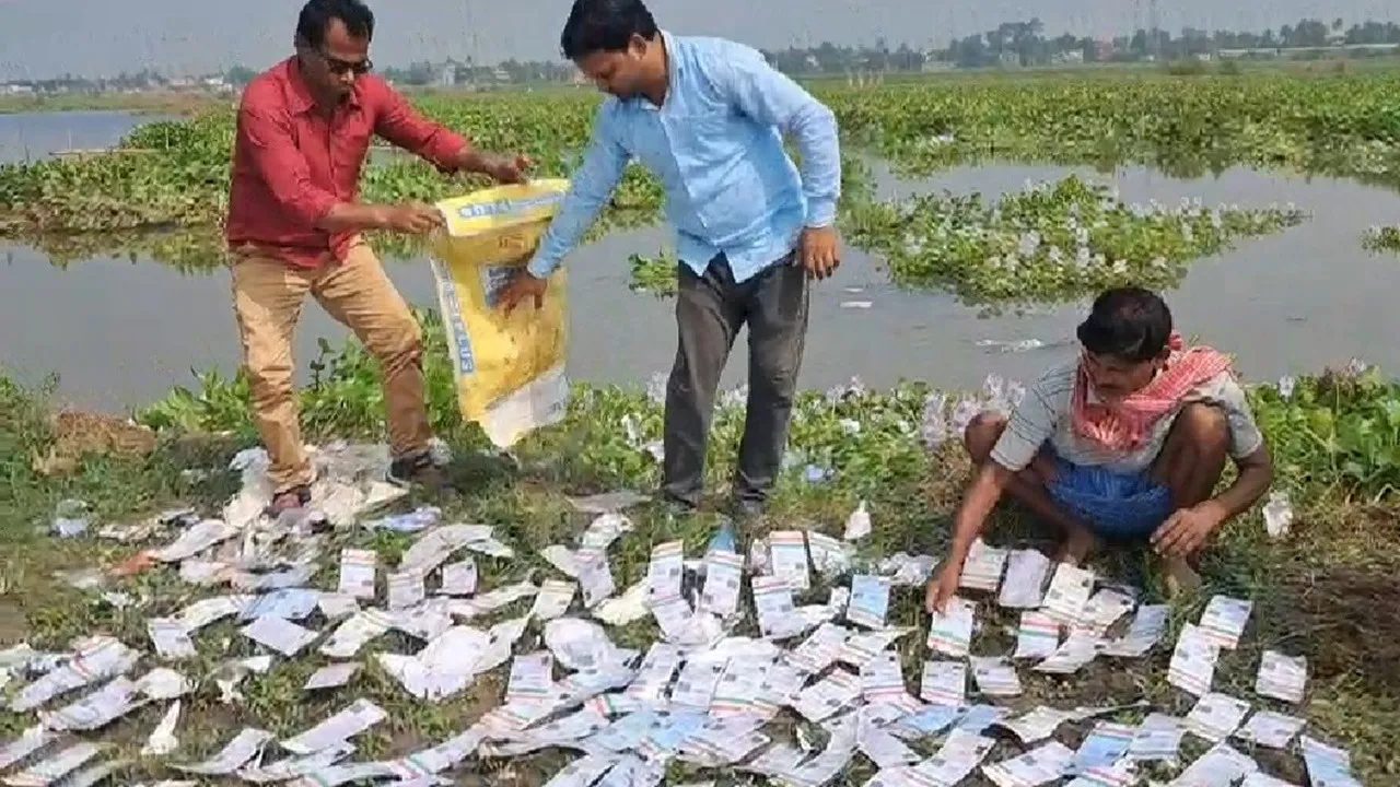 SIR news West Bengal, Aadhaar card recovered, Purba Bardhaman news, fake Aadhaar card, SIR controversy, Aadhaar card dump, political clash Bengal, BJP vs TMC, SIR operation Bengal, Aadhaar scam news, West Bengal politics, Bundles of Aadhaar cards, Bardhaman waterbody news, shocking news Bengal, SIR effect Bengal,এসআইআর খবর, আধার কার্ড উদ্ধার, পূর্ব বর্ধমান সংবাদ, ফেনসিডিল কাণ্ড, আধার কেলেঙ্কারি, এসআইআর বিতর্ক, বিলে আধার কার্ড, রাজনীতি, বিজেপি তৃণমূল তর্জা, পশ্চিমবঙ্গ রাজনীতি, পূর্বস্থলী খবর, আধার কার্ড চাঞ্চল্য, ভুয়ো আধার কার্ড, আধার কাণ্ড পশ্চিমবঙ্গ, শুভেন্দু আধিকারী, তপন চট্টোপাধ্যায়