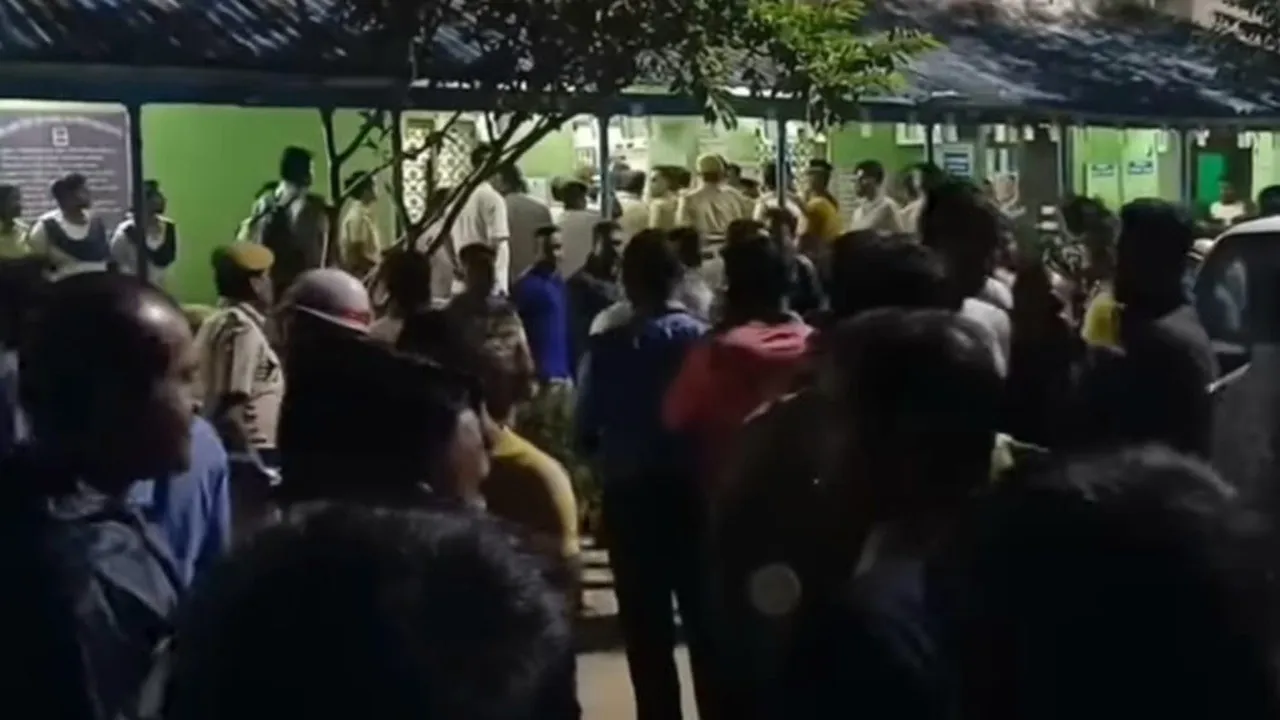 BSF police clash, Fensidyl smuggling, Chapra border violence, Bengal border tension, banned cough syrup, police injured, India Bangladesh border, law enforcement conflict, Nadia district news, border dispute,বিএসএফ পুলিশ সংঘর্ষ, ফেনসিডিল বাজেয়াপ্ত, সীমান্ত উত্তেজনা, চাপড়া সংঘর্ষ, নিষিদ্ধ কাশির সিরাপ, বিএসএফ বনাম পুলিশ, নদিয়া জেলা খবর, সীমান্তে মারামারি, পুলিশ আহত, ফেনসিডিল চোরাচালান