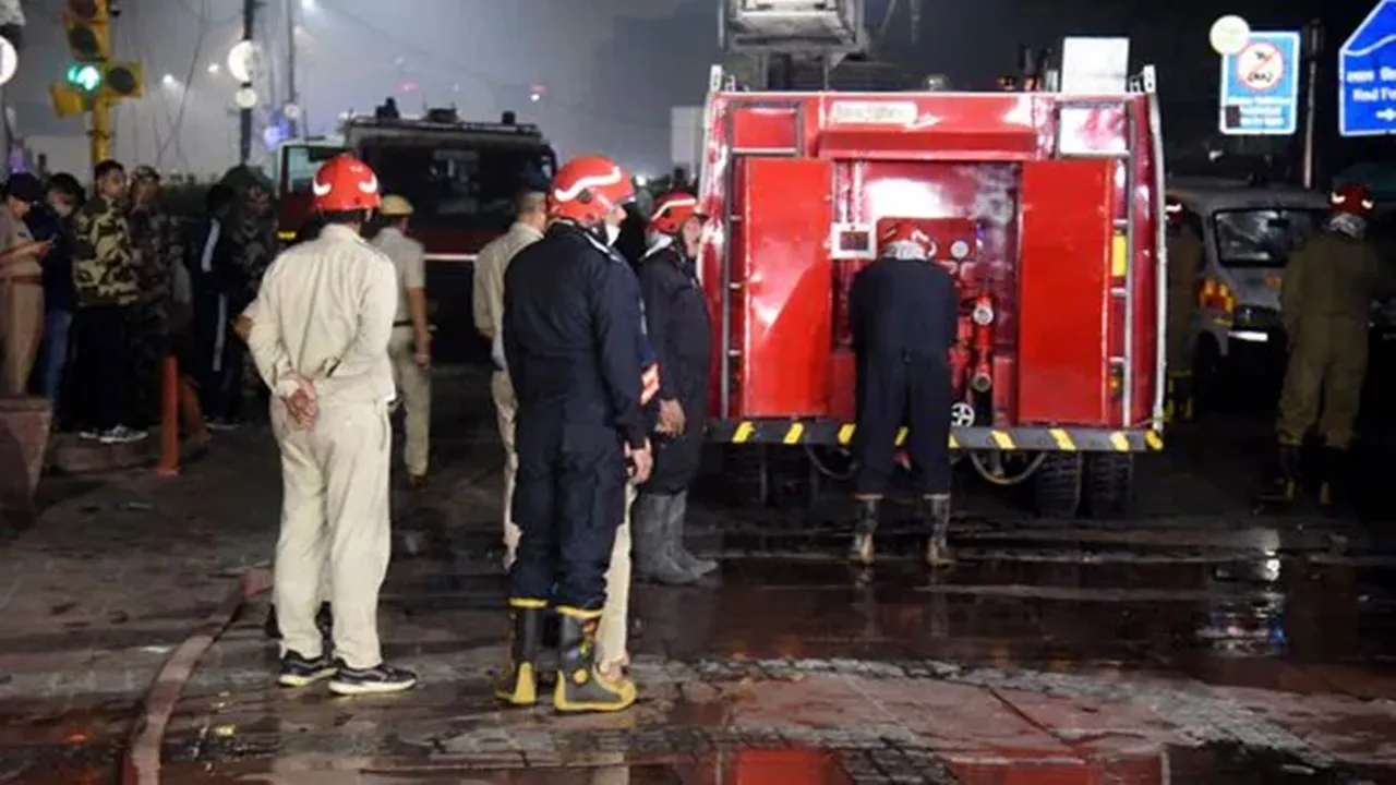 Delhi Red Fort blast  Delhi car explosion  Mumbai high alert  Kolkata high alert  UP high alert  Amit Shah resignation demand  LNJP hospital  Delhi police special cell  Delhi fire department  Casualties in Delhi blast