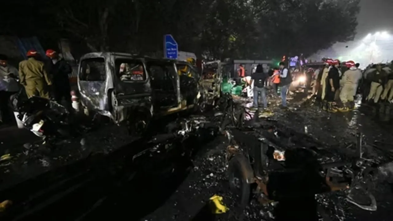 Delhi Red Fort blast, Red Fort explosion, Delhi metro station blast, Delhi explosion news, লাল কেল্লা বিস্ফোরণ, দিল্লি বিস্ফোরণ খবর, লাল কেল্লা মেট্রো বিস্ফোরণ, দিল্লি পুলিশ তদন্ত, Red Fort fire, দিল্লি আতঙ্ক