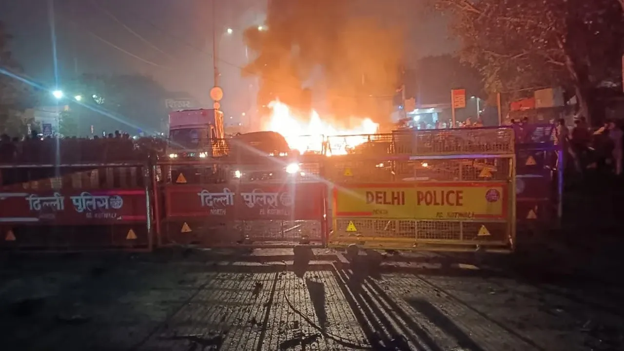 Red Fort blast, Lal Kella explosion, Delhi blast investigation, Pulwama resident, Hyundai i20 car, NIA investigation, Delhi Police, Crime Branch, Satish Golcha, MHA report, car ownership transfer, RTO records, Faridabad explosives, Delhi terror link, CCTV footage, Daryaganj, Kashmiri Gate, Sunehri Masjid, Pulwama connection, car bomb,লালকেল্লা বিস্ফোরণ, দিল্লি বিস্ফোরণ, লাল কেল্লা কাণ্ড, পুলওয়ামা বাসিন্দা, হুন্ডাই i20, দিল্লি পুলিশ, এনআইএ তদন্ত, ক্রাইম ব্রাঞ্চ, সতীশ গোলচা, গাড়ি মালিকানা, আরটিও নথি, ফরিদাবাদ বিস্ফোরক উদ্ধার, দিল্লি তদন্ত, সিসিটিভি ফুটেজ, দরিয়াগঞ্জ, কাশ্মীরি গেট, সোনেহরি মসজিদ, বিস্ফোরণ তদন্ত, গাড়ি বিস্ফোরণ, পুলওয়ামা যোগসূত্র