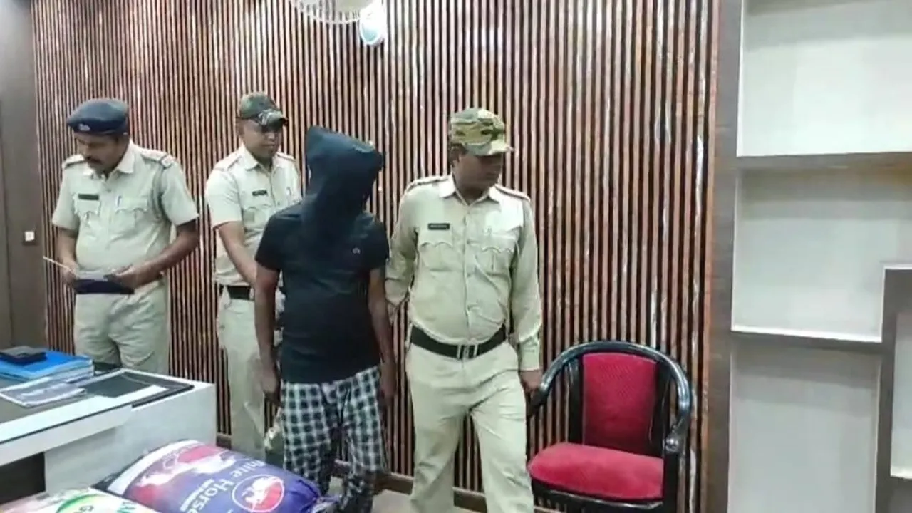 farakka ganja news, ganja seizure west bengal, 15 lakh ganja seized, container driver arrested, farakka police operation, drug trafficking india, murshidabad crime news, ganja smuggling case, kolkata bound ganja, police nab driver,ফরাক্কায় গাঁজা উদ্ধার, গাঁজা সহ ধৃত চালক, ১৫ লক্ষ টাকার গাঁজা, মুর্শিদাবাদ অপরাধ সংবাদ, গাঁজা পাচার, কন্টেনারে গাঁজা, ফরাক্কা থানার অভিযান, গোপন সূত্রে গাঁজা উদ্ধার, গাঁজা কারবারি ধৃত, পশ্চিমবঙ্গ গাঁজা উদ্ধার