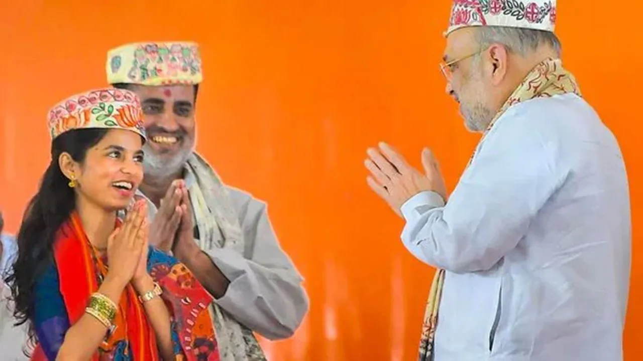 Maithili Thakur, Bihar Election 2025, youngest MLA, Alinagar seat, BJP, Darbhanga, Mahagathbandhan, Binod Mishra, Mithila painting, Sitanagar, folk singer, political debut