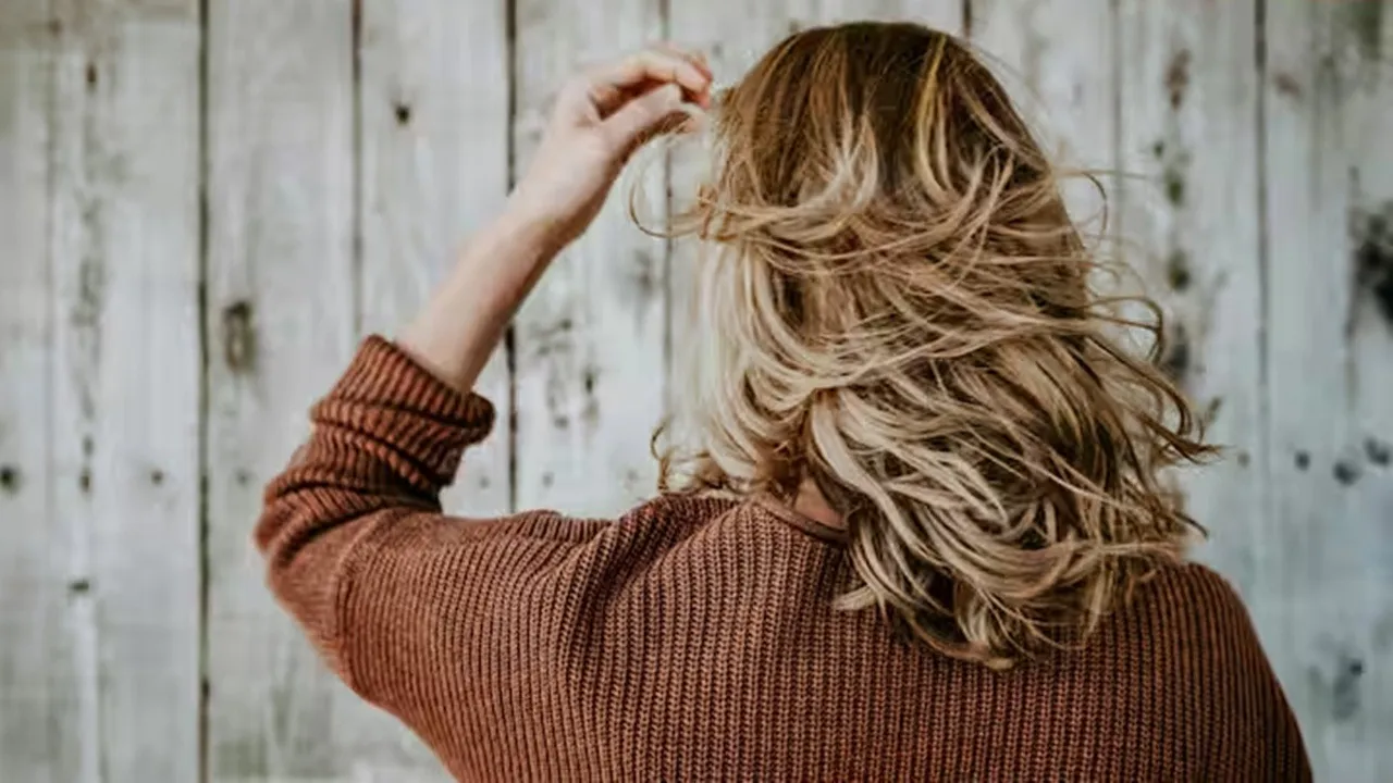 hair breakage at night, should you tie hair at night, loose hair while sleeping, hair care tips, long hair night routine, silk pillowcase benefits, hair fall prevention, bedtime hair routine, সোওয়ার সময় চুল বাঁধা, রাতে চুল খোলা রাখা, চুল ভাঙা রোধ, চুলের যত্ন, লম্বা চুলের যত্ন, সাটিন পিলোকেস, ঢিলে চটি, রাতে চুলের রুটিন