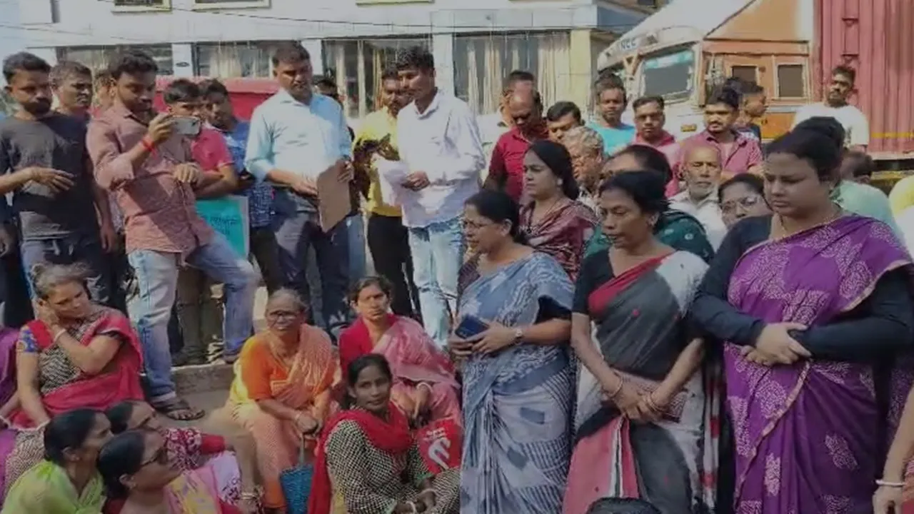 Bongaon attack, TMC councillors, women councillor attack, no-confidence motion, Gopal Seth, Mamata Bala Thakur protest, Bongaon municipality tension, political violence Bengal, বনগাঁ হামলা, তৃণমূল কাউন্সিলর, মহিলা কাউন্সিলর হামলা, অনাস্থা প্রস্তাব, গোপাল শেঠ, মমতা বালা ঠাকুর, অবস্থান বিক্ষোভ, রাজনৈতিক অশান্তি, বনগাঁ পুরসভা, বাংলা রাজনীতি