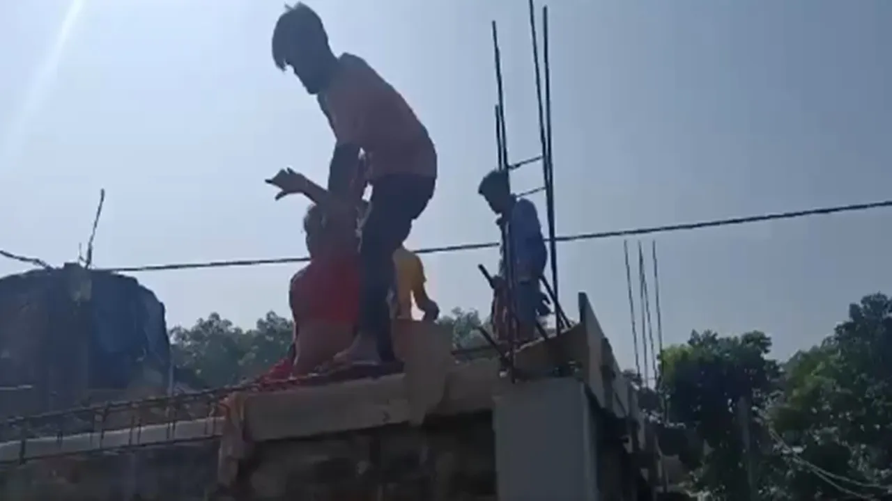 রায়দিঘি, দক্ষিণ ২৪ পরগনা, বিজেপি কর্মী আক্রান্ত, তৃণমূল হিংসা, অবৈধ পার্টি অফিস, ছাদ থেকে ফেলে দেওয়া, রাজনৈতিক সংঘর্ষ, দেবীপুর তেঁতুলবেরিয়া, বাংলার রাজনীতি, মমতা বন্দ্যোপাধ্যায়