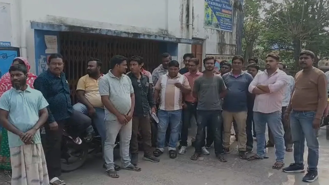 Beniyagram Panchayat, Farakka Block, corruption protest, panchayat office locked, members protest, relief fund list, fraud allegation, BDO obstructed, Mohammad Zakir Hossain, Mir Shajahan Ali, beneficiary list dispute