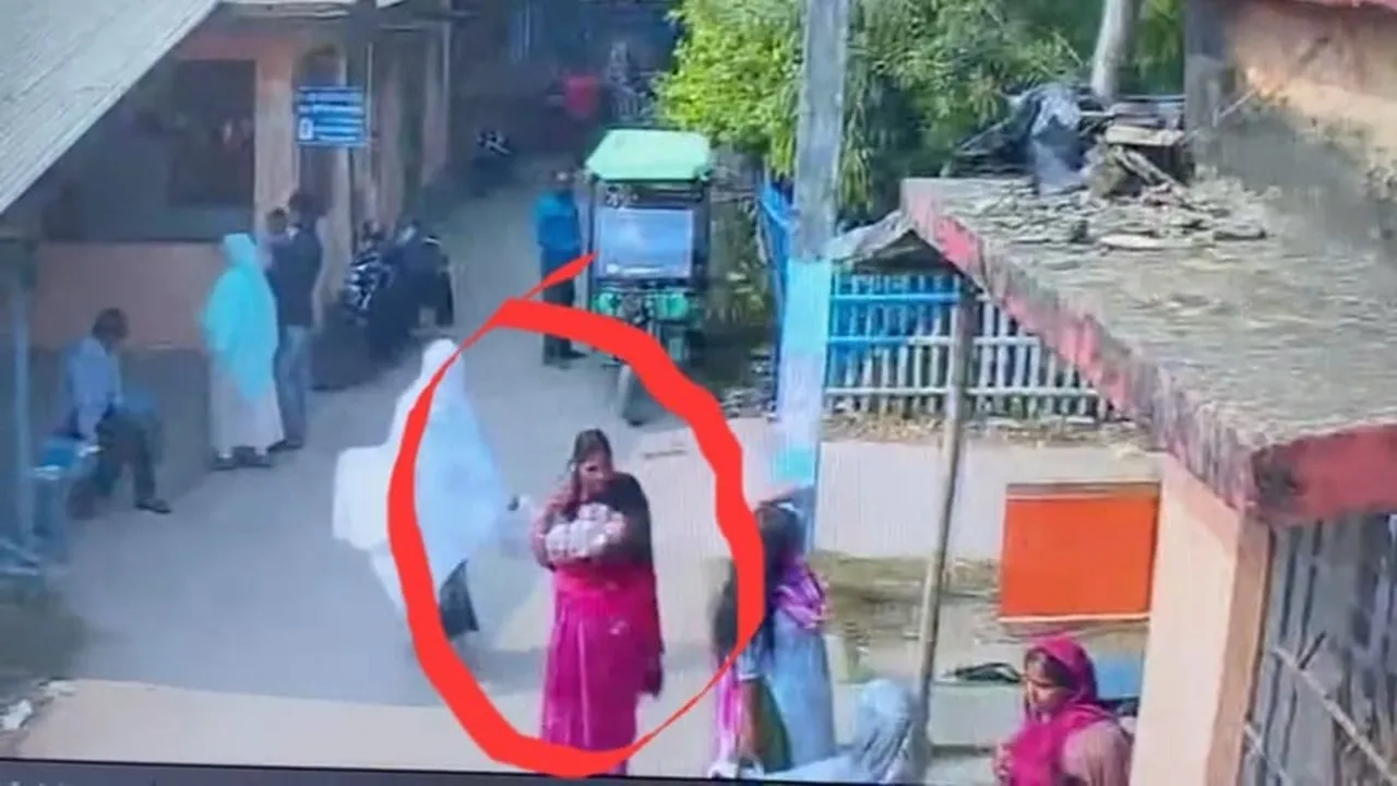 Malda newborn kidnapping  ,11-day-old baby stolen  ,Bangitola hospital baby theft,  Mothabari hospital incident,  Woman steals newborn  ,CCTV captures baby thief , West Bengal child trafficking,  Government hospital security lapse,  Newborn missing case  ,Malda police investigation,মালদা শিশু চুরি  ,১১ দিনের কন্যা শিশু নিখোঁজ  বাঙ্গিটোলা সরকারি হাসপাতাল  মোথাবাড়ি হাসপাতাল ঘটনা  হাসপাতাল থেকে নবজাতক চুরি  সিসিটিভিতে ধরা শিশুচোর  শিশুচুরি চক্র  সরকারি হাসপাতালে নিরাপত্তার অভাব  মালদা পুলিশ তদন্ত  কন্যা শিশুর সন্ধানে তল্লাশি